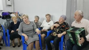 240128 песня Мне теперь все равно я тебя не ревную под гармонь жители Орла поют гармошка парк Орёл