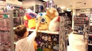 Катя и Макс играют в челлендж на скорость в Токио