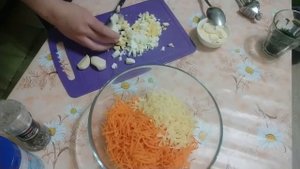 Салат из моркови, яйца и сыра