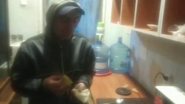 ИЛЬЯ ЛЕБЕДЬ КУШАЕТ ЛАВАШ / УГОСТИЛИ ВКУСНОЙ ЕДОЙ И ЧАЕМ/ ХОСТЕЛ 77 / смотреть онлайн