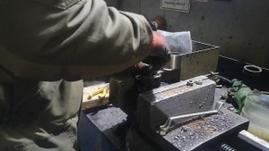 Снегоход Буран, выпрессовка подшипника оставшегося в корпусе ведущего вала (щеки) при снятие вала.