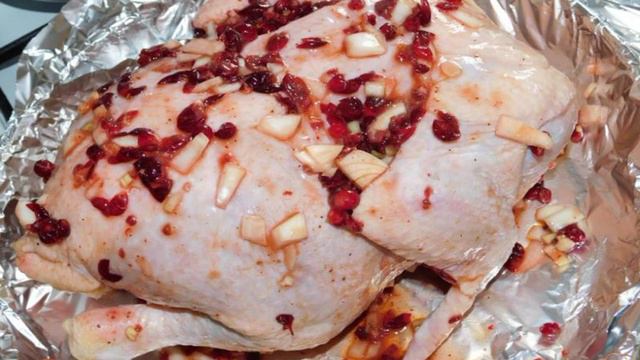 Курица в брусничном маринаде