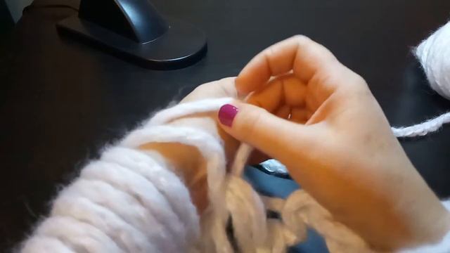 Вяжем снуд на руках//Создаем объемную пряжу. смотреть онлайн