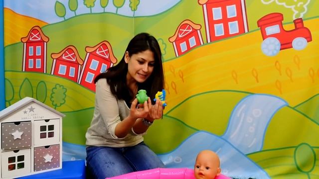 Ayşe ve Loli Gül'ü oyuncak havuzda yıkıyorlar смотреть онлайн