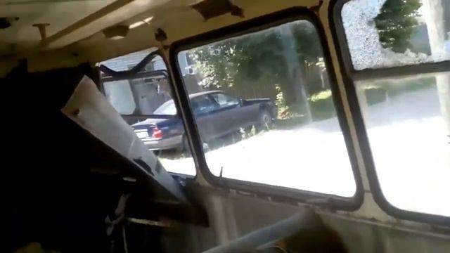 Нашли старый автобус.