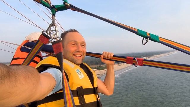 Летаю на парашюте над пляжем Бенолим Юг ГОА Индия. Benaulim Beach.