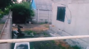 Перелазим через забор СОСЕДЕЙ !