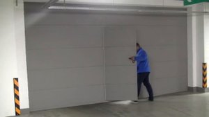 Подъемно-секционные ворота с калиткой