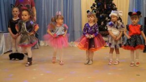 Вперед четыре шага назад четыре шага кружится кружится наш хоровод