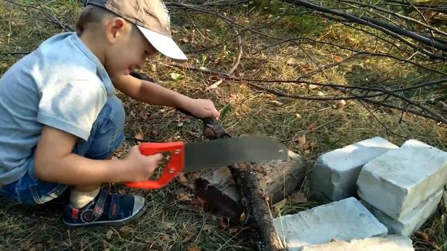 Видео для детей.Веселые детишки.Пилим дерево