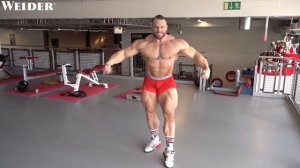 GIANT BEAR BODYBUILDER FLEXING - Form Check mit Lukas Wyler  David Hoffmann - Weider Deutschland HD