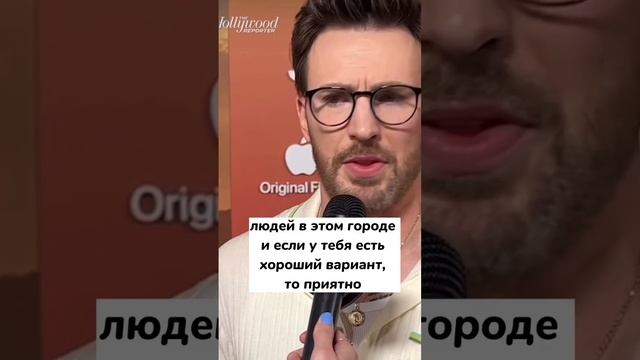 Крис Эванс об Ане Де Армас на премьере «Ghosted» («Без ответа»)