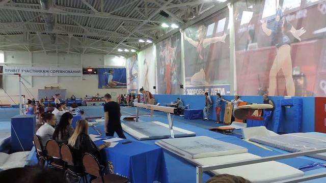 Кочеткова Лиза. прыжок. Газеева Вика. бревно