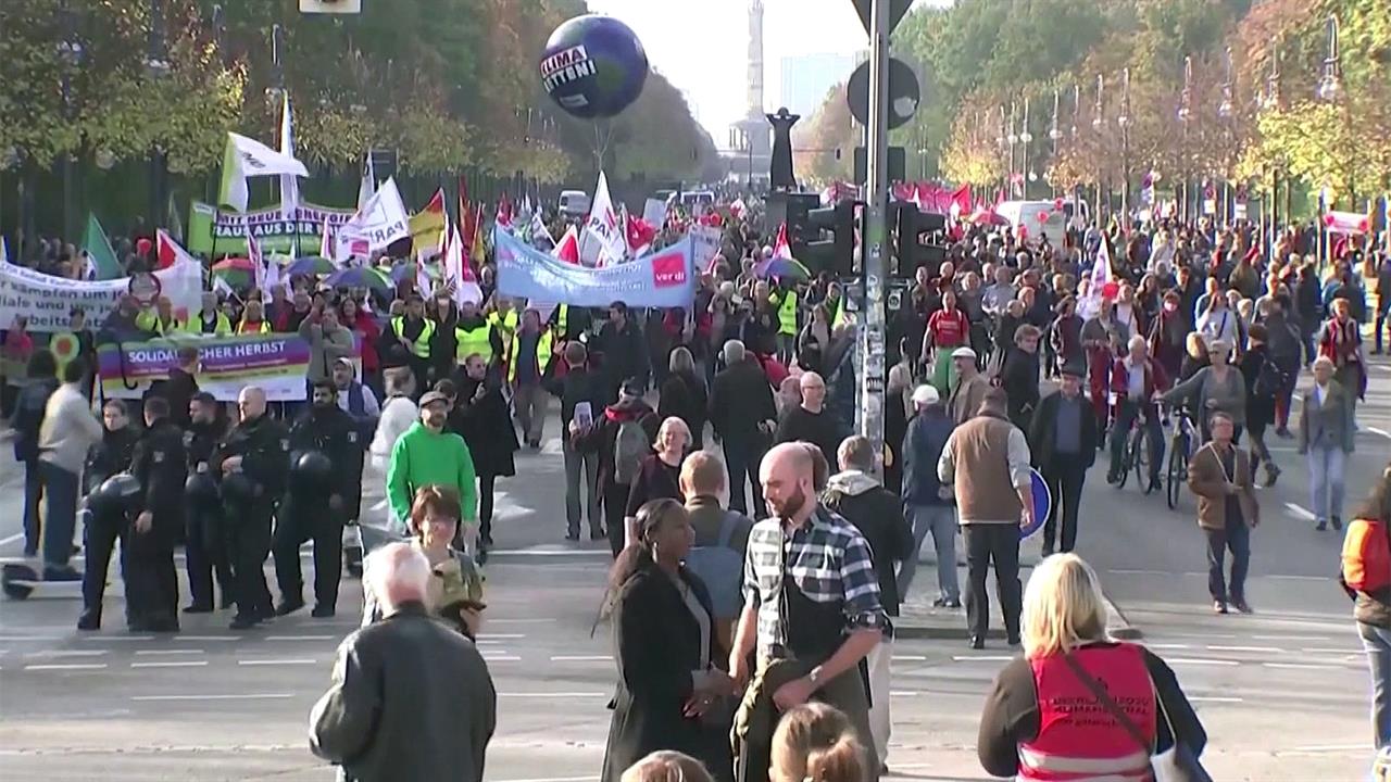 Десятки тысяч человек вышли на улицы в Германии