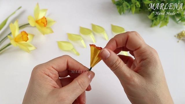 DIY? ПОДАРОК для МАМЫ ? Цветы Нарциссы из лент ? Ribbon Flowers DIY смотреть онлайн