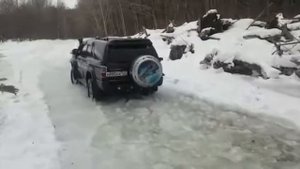 TOYOTA HILUX SURF 185 1KZ прорывается по лесовозной дороге ломает лёд