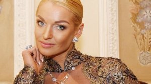 «У нас полстраны бухает»: Волочкова не отказывает себе в бокале красного вина
