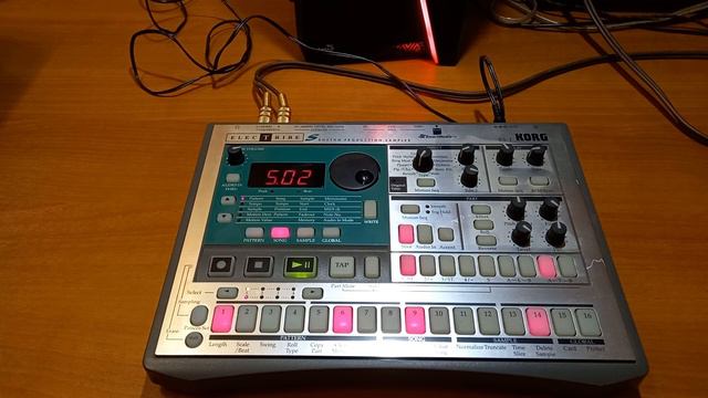 Олдскульный грувбокс-сэмплер Korg ES-1. Слушаем  3 Demo Songs.