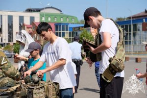 В МАХАЧКАЛЕ РОСГВАРДЕЙЦЫ ОРГАНИЗОВАЛИ ПАТРИОТИЧЕСКОЕ МЕРОПРИЯТИЕ КО ДНЮ ГОСУДАРСТВЕННОГО ФЛАГА