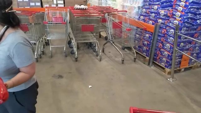 Порча просроченной колбасы в продуктовом магазине Светофор смотреть онлайн