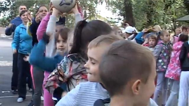 Спортивный праздник для младших школьников, 49 школа, Днепропетровск / Днепр / Дніпро, 2017 смотреть онлайн