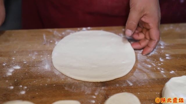 猪肉馅饼的家常做法，霞姐用铁板烙着吃，皮软馅香不油腻，真香！【陕北霞姐】 смотреть онлайн