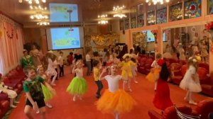 Танец "Не ходите, дети, в Африку гулять" (из м/ф "Доктор Айболит") Группа №8 "Знайки"