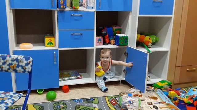 Миша 1.2г залез в шкаф смотреть онлайн