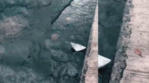 Бумажный кораблик плывет в ручье - A paper boat floats in a stream  #top