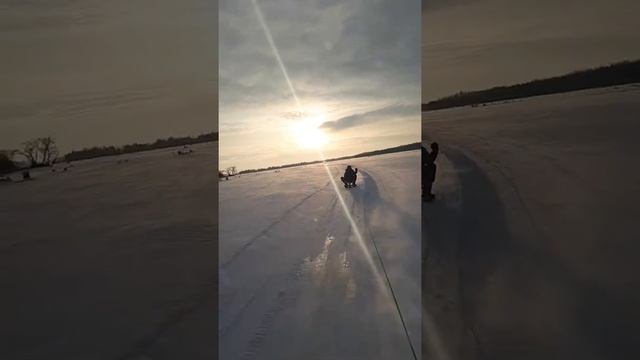 Опасные покатушки на снегокате по льду