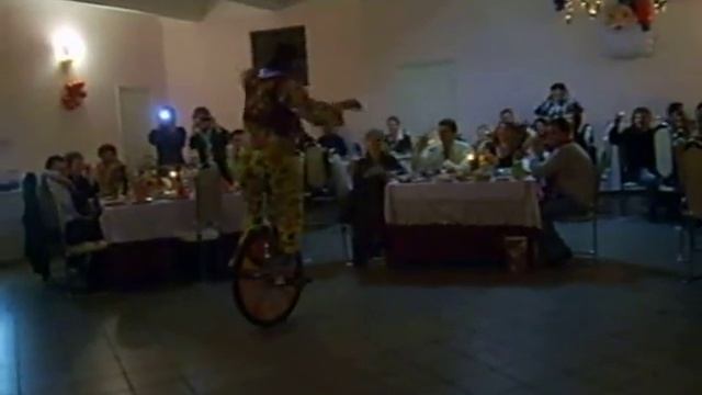 Клоун на моноцикле выступление в ресторане смотреть онлайн