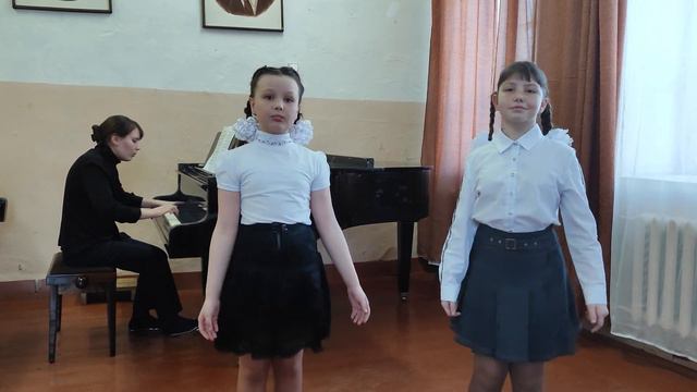 'Босоножки для сороконожки " музыка Сергея Халаимова, слова Альберта Гончарова.