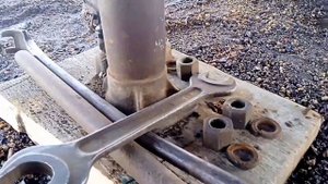 РЕМОНТИРУЕМ НАШ ГАЗ-53.ЗАМЕННА РЕССОРЫ. ДЕРЕВЕНСКИЕ БУДНИ.