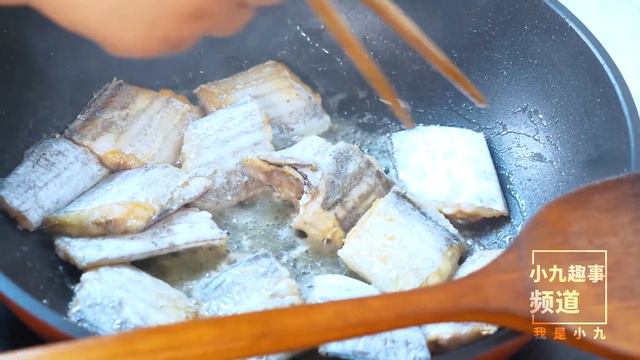 舅公來吃飯，婆媳忙著準備飯菜，這次煮紅燒帶魚有進步 | Braised hairtail fish, delicious смотреть онлайн