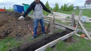 090 Начал делать опалубку фундамента гаража. Стройка дома своими руками