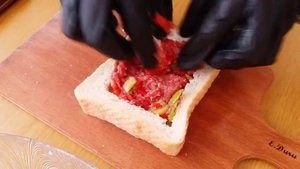 ГОРЯЧИЕ БУТЕРБРОДЫ С ФАРШЕМ И СЫРОМ. 5МИНУТ И НАШ БУТЕРБРОД ГОТОВ.