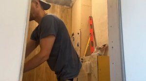 Ремонт квартиры. Укладка керамогранита в ванной (таймлапс). Отделка квартиры в панельке. Часть 6/1.