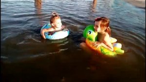 VLOG: Купаемся с надувными кругами на море . Елисеевский пляж. 11.07.2017 Таганрог