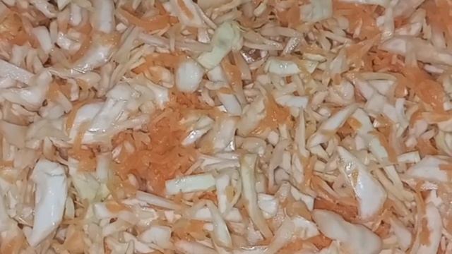 Квасим капусту на зиму и делаем вкусные салатики.