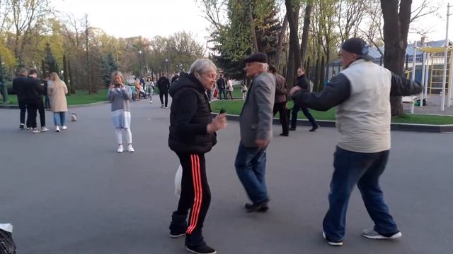 КИЕВЛЯНКА!??/ИСПОЛНЯЕТ ВАДИМ ЗАХАРЕВСКИЙ/САД ШЕВЧЕНКО ХАРЬКОВ МАЙ 2021 смотреть онлайн