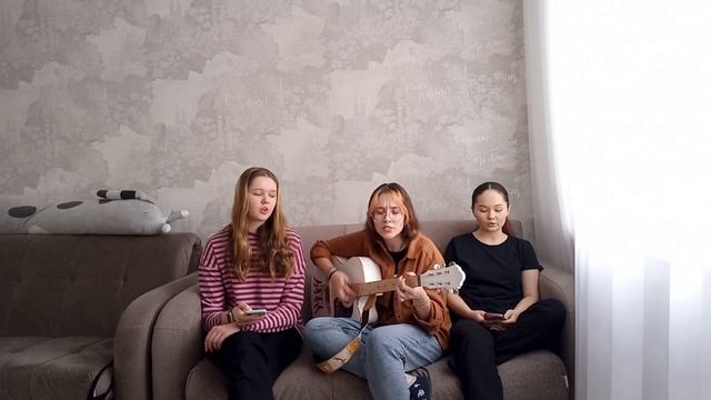 поели пиццы и поём "девочка с каре" от Мукки