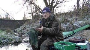 Ловля плотвы на малой реке поздней осенью