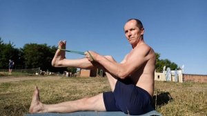 Как растянуть заднюю поверхность бедра.