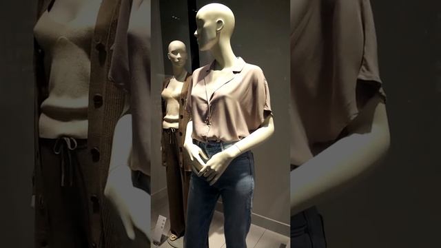Шведская мода. Витрина магазина Kappahl, Швеция,  брюки на манекенах,  мода  лето 2021