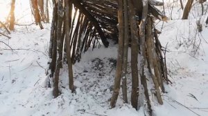 Строю зимой в лесу шалаш для ночёвок и рыбалок! Часть-2!