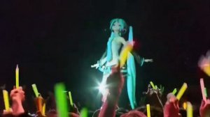 Живое выступление виртуальной певицы хацунэ Мику, песня: мир мой.