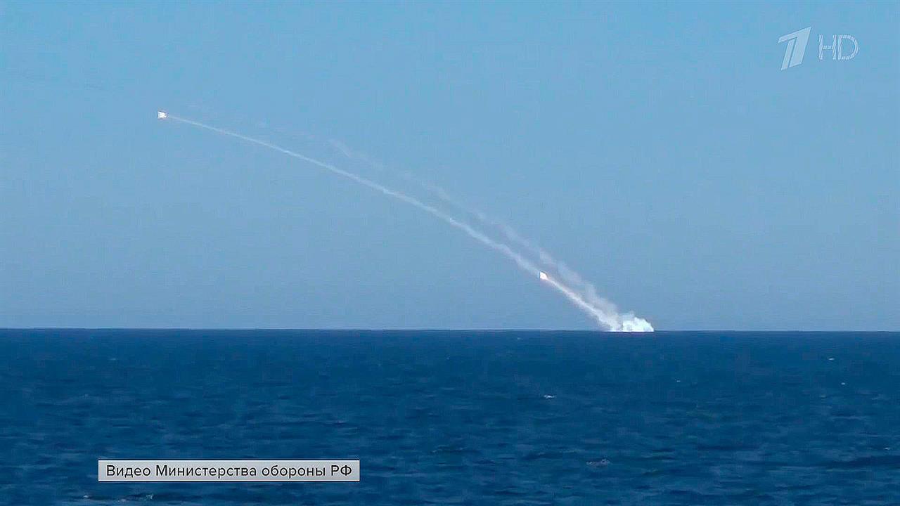 Минобороны России показало кадры залпового пуска крылатых ракет "Калибр"