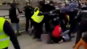 Gilets jaunes - Acte VIII - Passerelle Sedar-Senghor : Dettinger vient au secours d'une manifestante