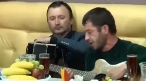 Вахид Аюбов поет под гитару- (Дика йо1)