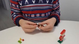 Матвей собирает насекомое из Lego